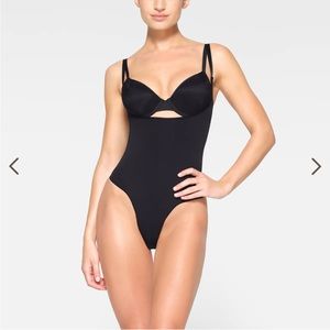 NWOT SKIMS Seamless Sculpt Open Bust Thong Bodysuit in Onyx Size Large